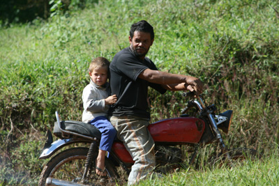 ジャカランダ、バイク親子.jpg