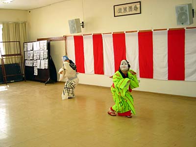 里見流舞踊を披露.jpg